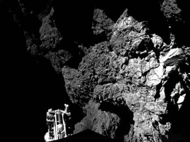 Fotografia feita pelo robô Philae mostra um de seus pés no local de pouso na superfície do cometa 67P/Churyumov-Gerasimenko
