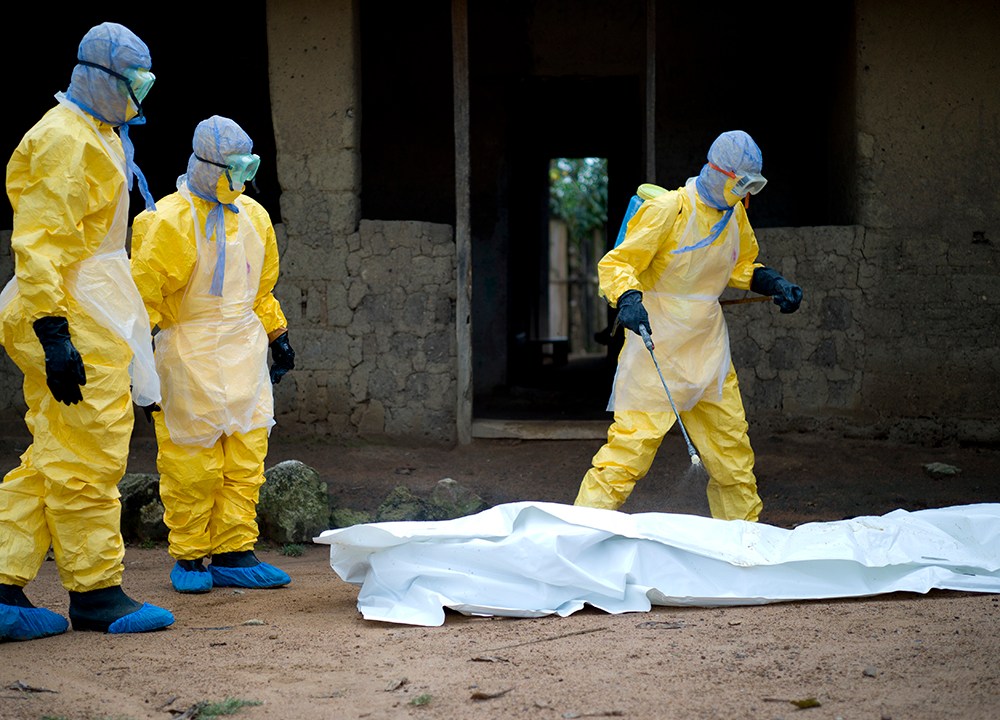 Profissionais de saúde da Cruz Vermelha da Guiné retiram o corpo de uma vítima do vírus Ebola, em Momo Kanedou. O país, a Libéria e Serra Leoa, foram os mais atingidos pelo epidemia que já matou mais de 5 mil pessoas este ano, segundo informações da Organização Mundial da Saúde (OMS)