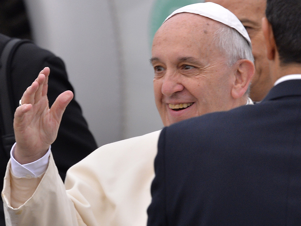 Papa Francisco é visto nesta sexta-feira (28) antes de embarcar para uma visita de três dias na Turquia, no aeroporto de Roma. A viagem tem como objetivo a construção de pontes com o Islã e apoio as minorias cristãs no Oriente Médio