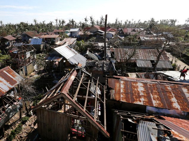 Casas destruídas pelo tufão Hagupit em Manila, nas Filipinas