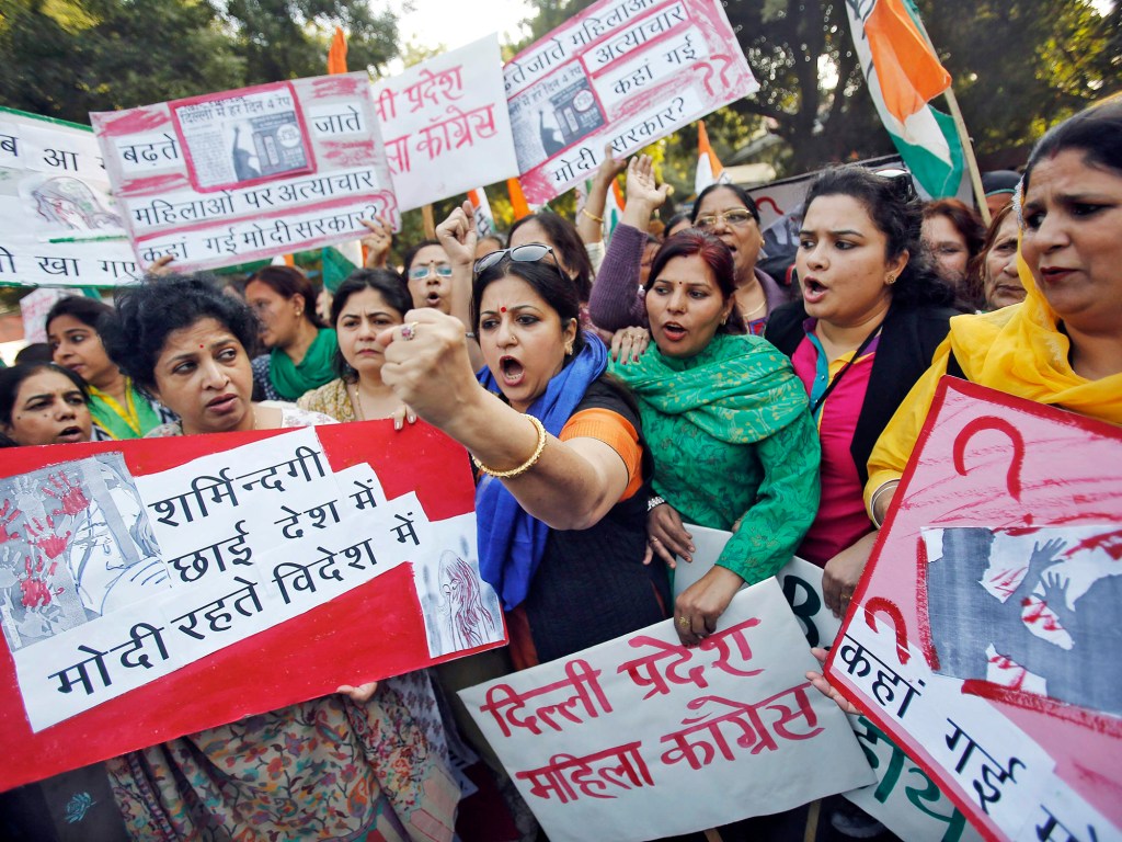 Na Índia, protesto contra o estupro de uma mulher que teria sido atacada por motorista do serviço online de taxi Uber, um aplicativo de origem americana
