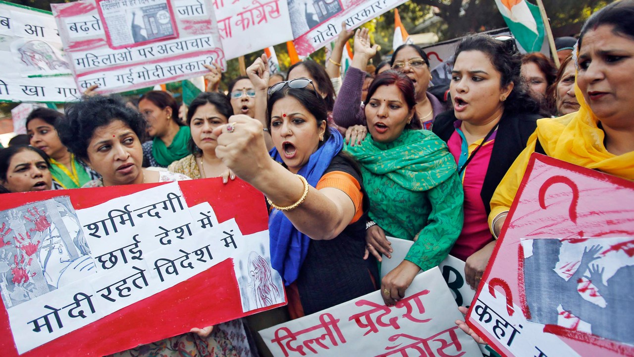 Na Índia, protesto contra o estupro de uma mulher que teria sido atacada por motorista do serviço online de taxi Uber, um aplicativo de origem americana