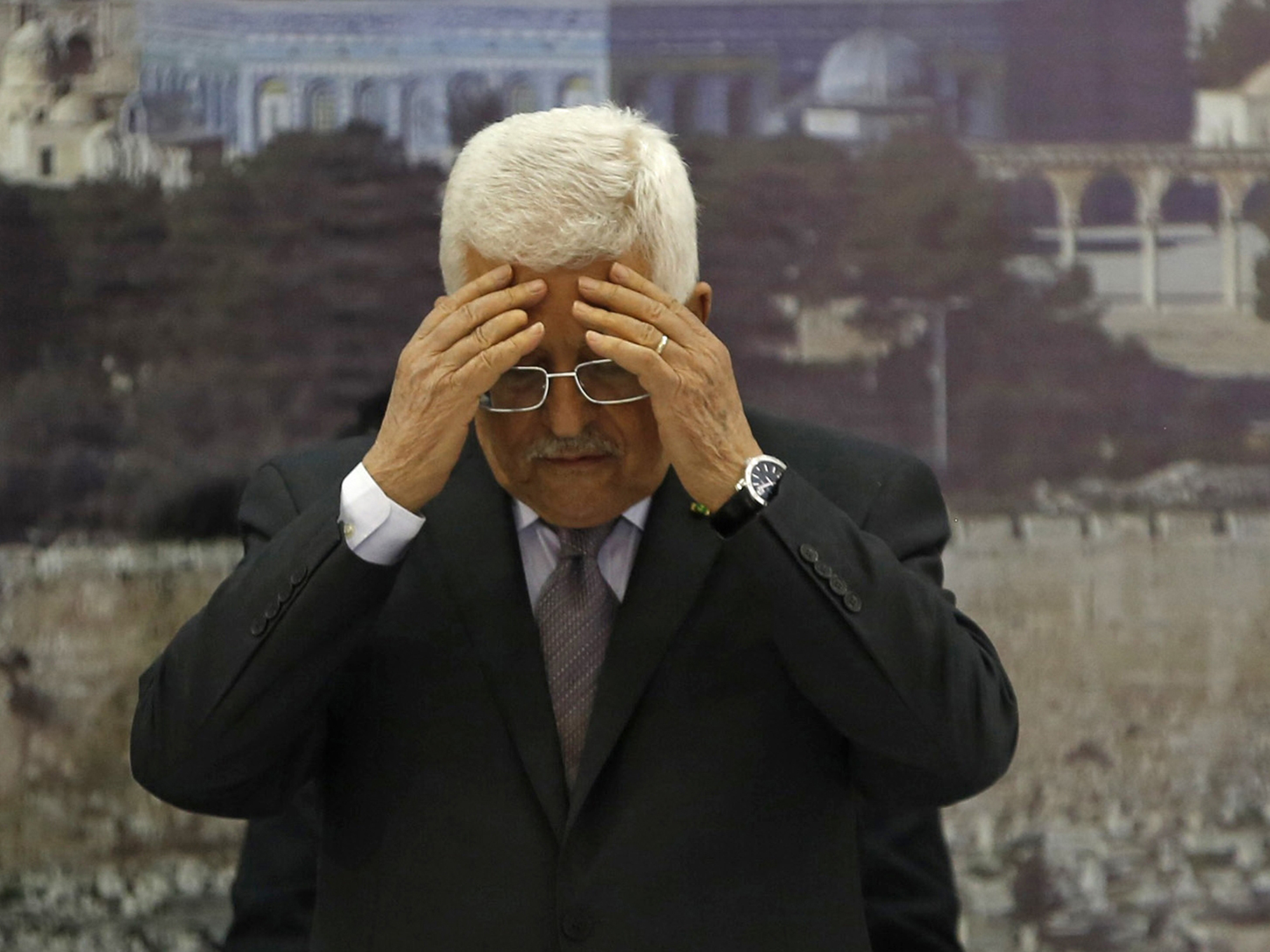 O presidente palestino, Mahmoud Abbas, reza no início de uma reunião com a liderança nacional após a morte do Ministro Ziad Abu Ein, na cidade de Ramallah, na Cisjordânia