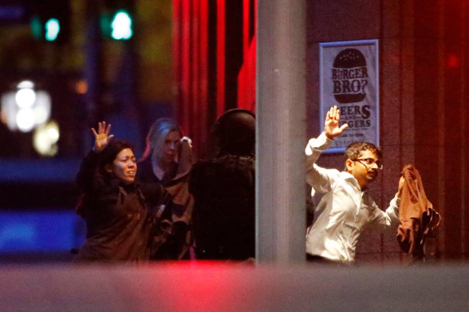 Reféns deixam a cafeteria em Sydney, após polícia entrar no local<br>