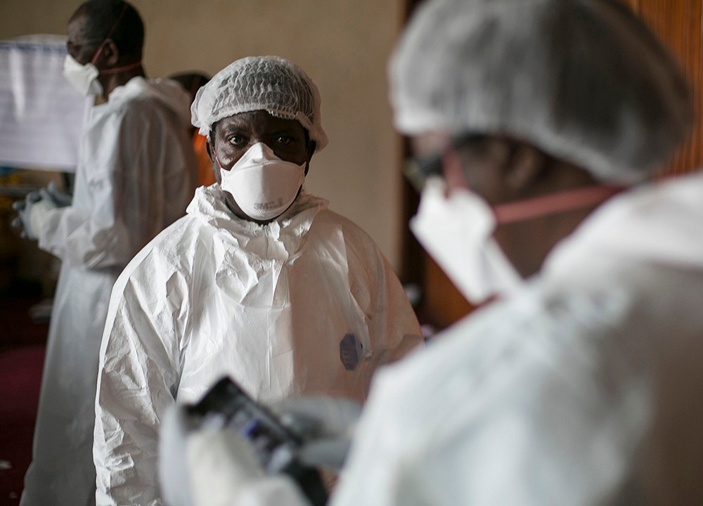 Médicos de Serra Leoa vestem roupas de proteção contra o vírus Ebola, em um hospital de Freetown, capital do país