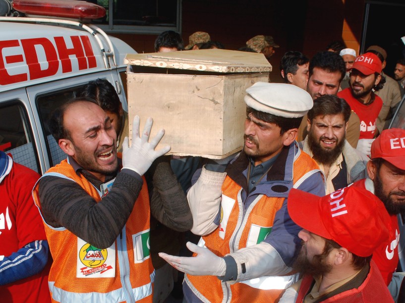 Equipes de resgate carregam corpos das vítimas do atentado no Paquistão