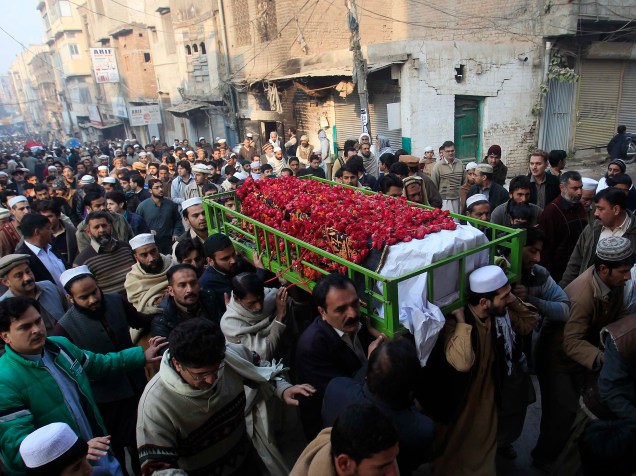 Paquistaneses carregam corpo de um dos 132 estudantes mortos no atentado a uma escola em Peshawar