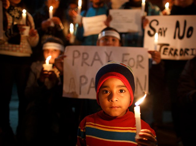 Crianças prestam homenagem às vítimas do atentado que matou 132 estudantes no Paquistão