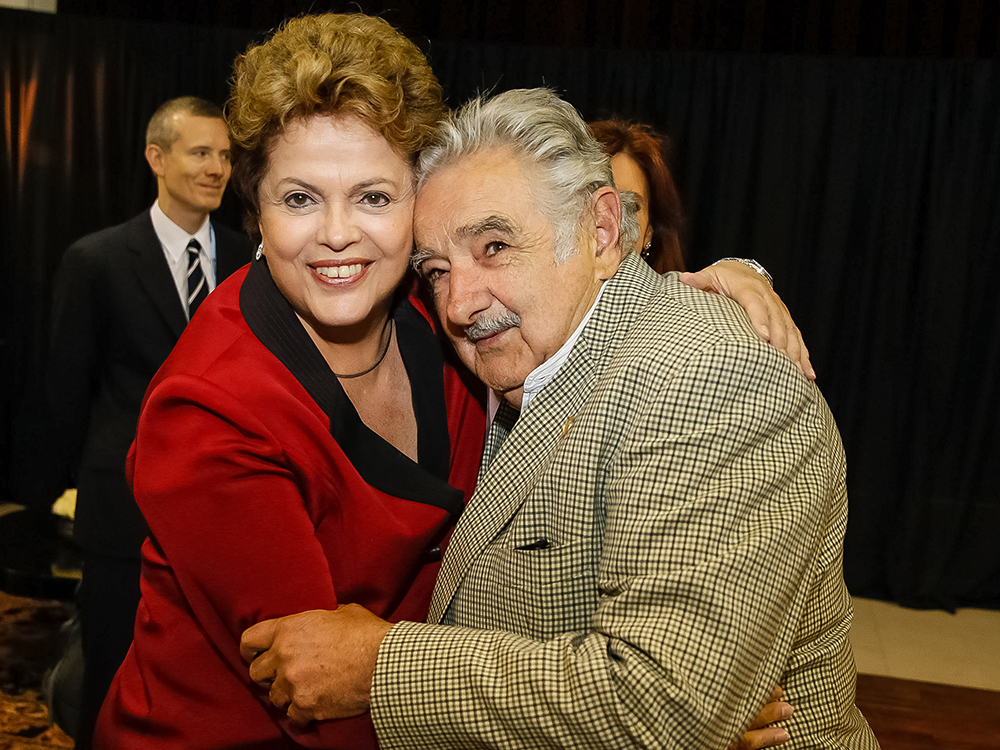 A presidente Dilma Rousseff e o presidente do Uruguai, José Mujica, durante cúpula do Mercosul na Argentina, dois anos depois de convencer o seu governo a punir o Paraguai por impeachment de Lugo