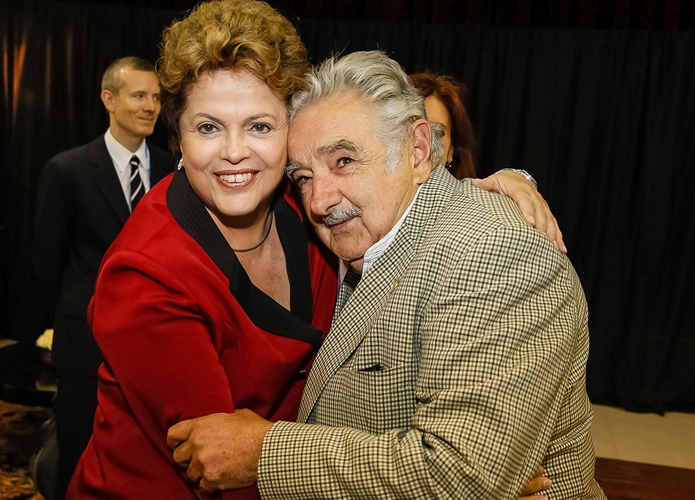 A presidente Dilma Rousseff e o presidente do Uruguai, José Mujica, durante cúpula do Mercosul na Argentina, dois anos depois de convencer o seu governo a punir o Paraguai por impeachment de Lugo