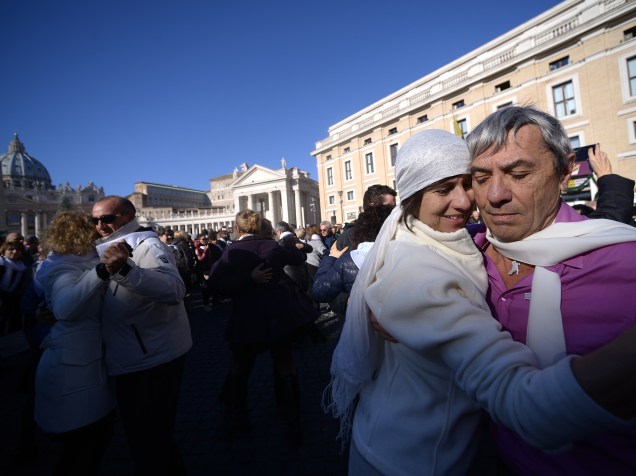 No Vaticano, fiéis dançam tango em comemoração ao aniversário do papa Francisco