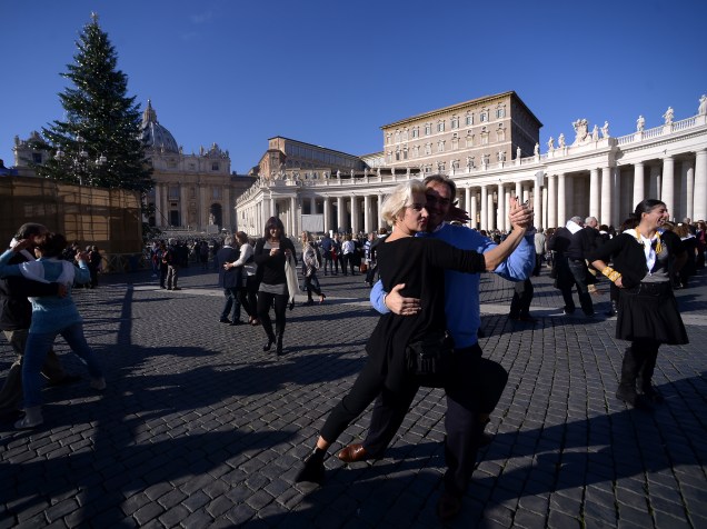 Fiéis dançam tango em comemoração ao aniversário do papa Francisco