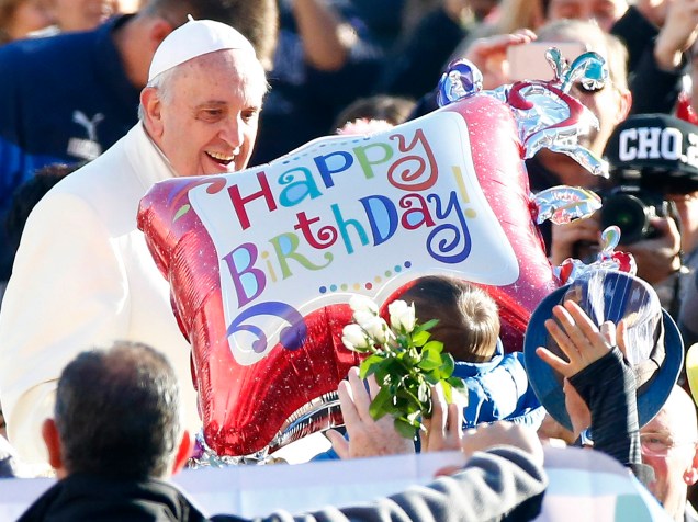 Papa Francisco recebe cumprimentos no Vaticano