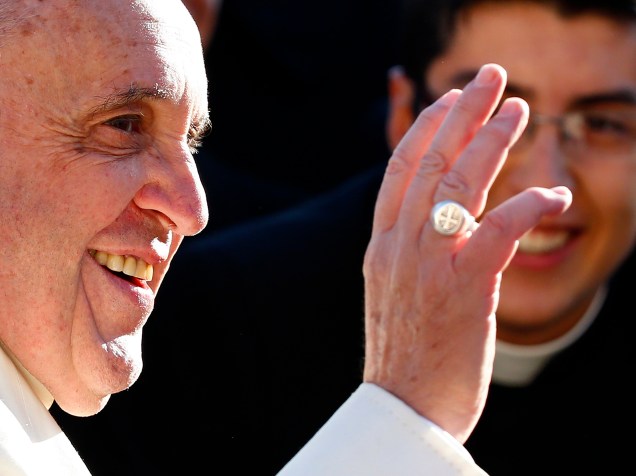 Papa Francisco acena para fiéis durante audiência geral no Vaticano
