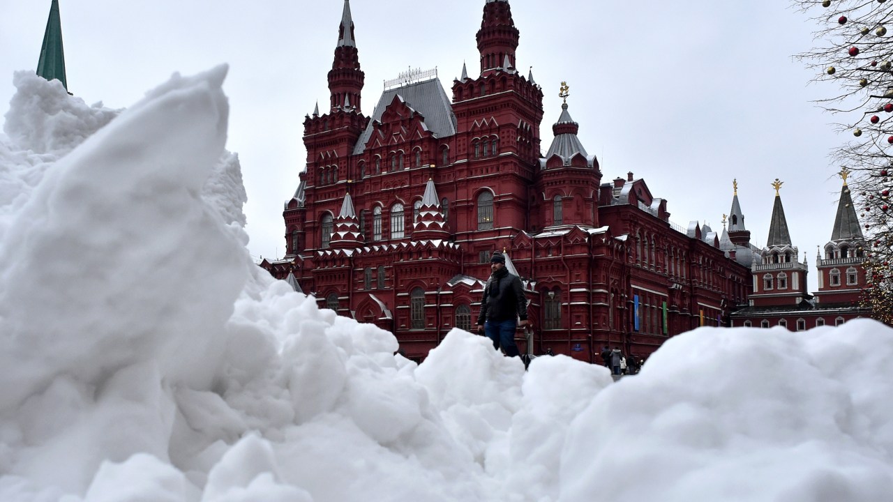 Após grande nevasca, homem anda na Praça Vermelha, no centro de Moscou