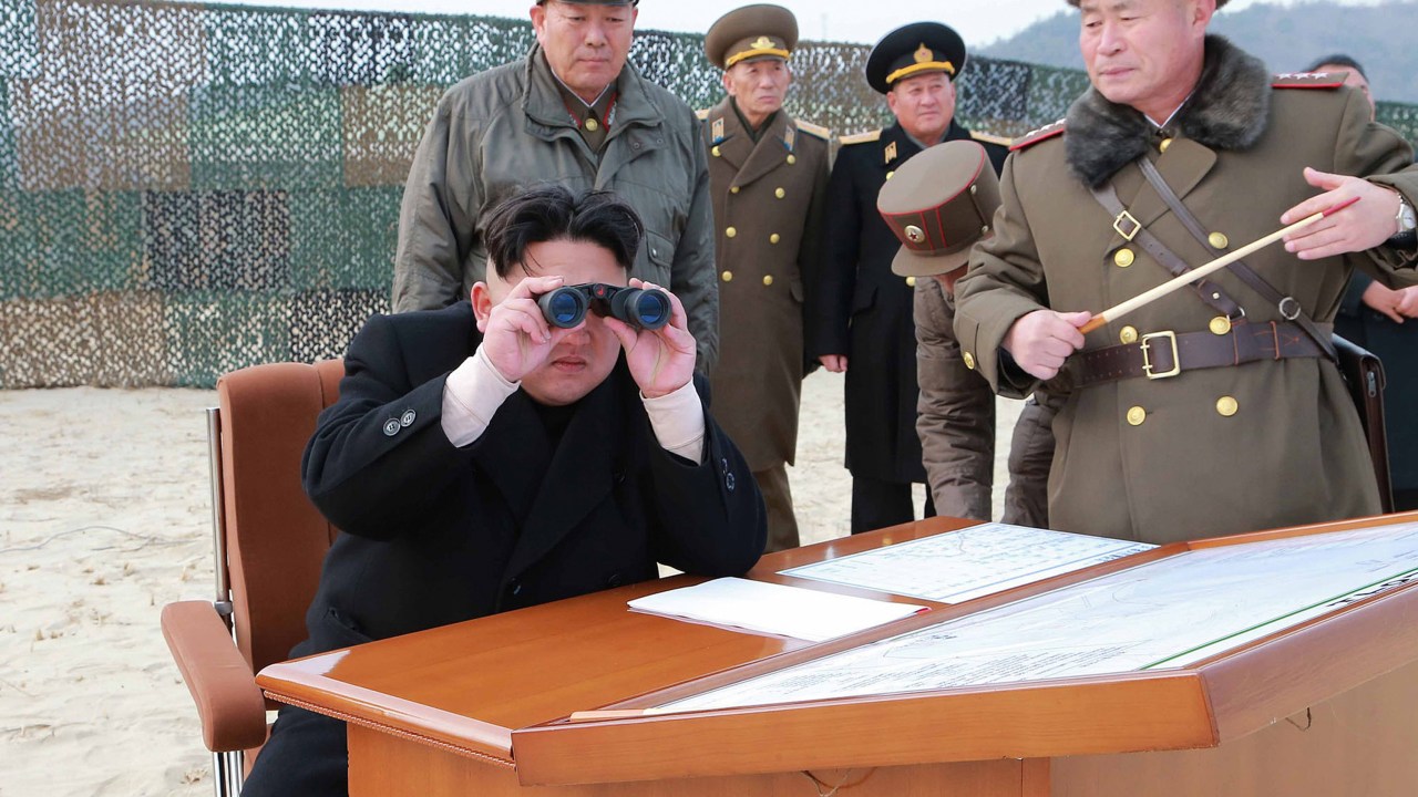 Imagem divulgada pelo governo da Coreia do Norte, mostra o ditador Kim Jong Un durante visita a uma área de lançamento de foguetes - 30/12/2014