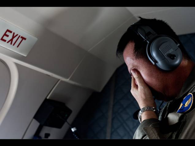 Homem reage após avistar o corpo de uma das vítimas do voo QZ8501 da AirAsia, no mar de Java, na Indonésia, durante operação de busca da aeronave - 30/12/2014