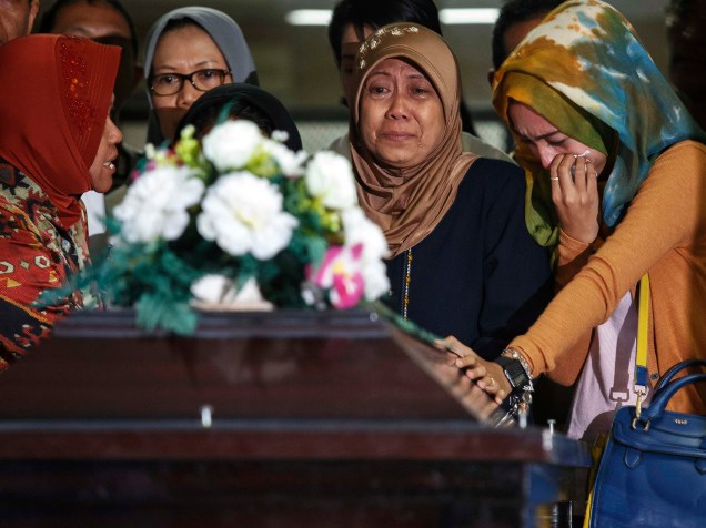 Familiares das vítimas do vôo QZ8501 da AirAsia durante cerimônia funeral no Hospital Bhayankara em Surabaia, Indonésia - 01/01/2015