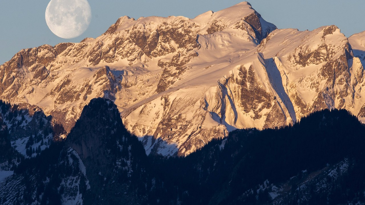 A lua se esconde por trás da montanha "Les Cornettes de Bise", nos Alpes suíços - 07/01/2015