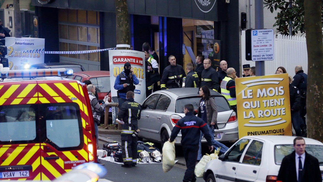 Uma policial foi morta em um ataque a tiros em Montrouge, no Sul de Paris, nesta quinta-feira (08). A policial e um agente de trânsito, que está em estado grave, foram atacados a tiros por um homem, que fugiu