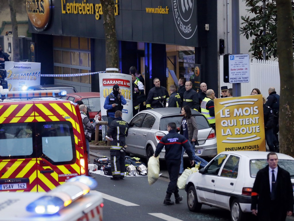 Uma policial foi morta em um ataque a tiros em Montrouge, no Sul de Paris, nesta quinta-feira (08). A policial e um agente de trânsito, que está em estado grave, foram atacados a tiros por um homem, que fugiu
