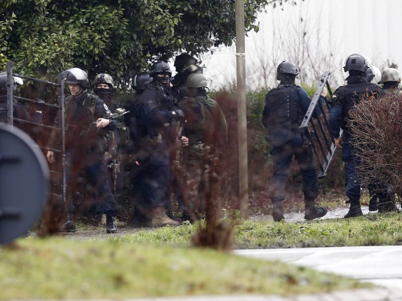 Forças da polícia francesas cercaram, nesta sexta-feira (9) uma empresa na cidade de Dammartin-en-Goële, na região de Seine-et-Marne, a 40 km de Paris