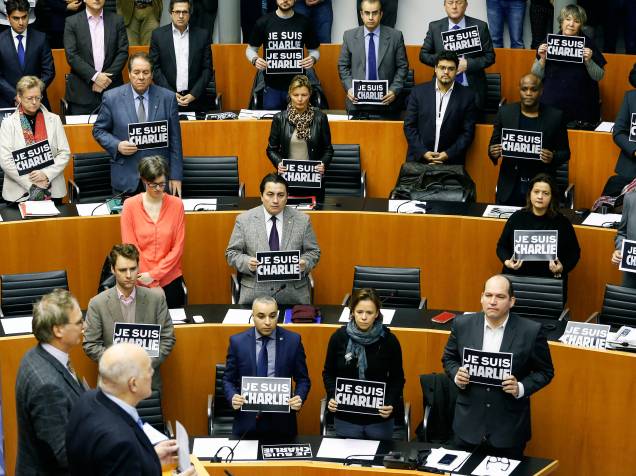 Membros do Parlamento Europeu seguram cartazes com a frase eu sou Charlie durante sessão com um minuto de silêncio, emBruxelas, na Bélgica