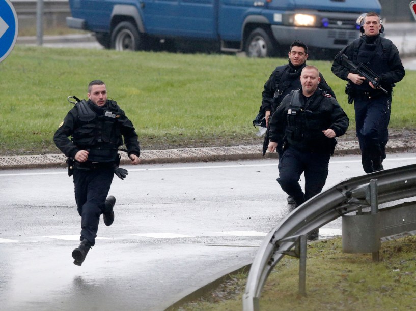 Forças da polícia francesas cercaram, nesta sexta-feira (9) uma empresa na cidade de Dammartin-en-Goële, na região de Seine-et-Marne, a 40 km de Paris