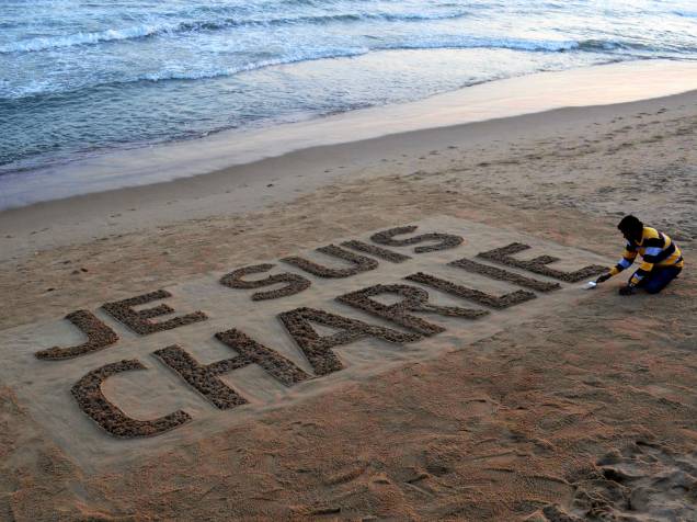 Artista de areia indiano, Sudarsan Pattnaik, termina sua arte em homenagem à vítimas dos ataques terroristas na França