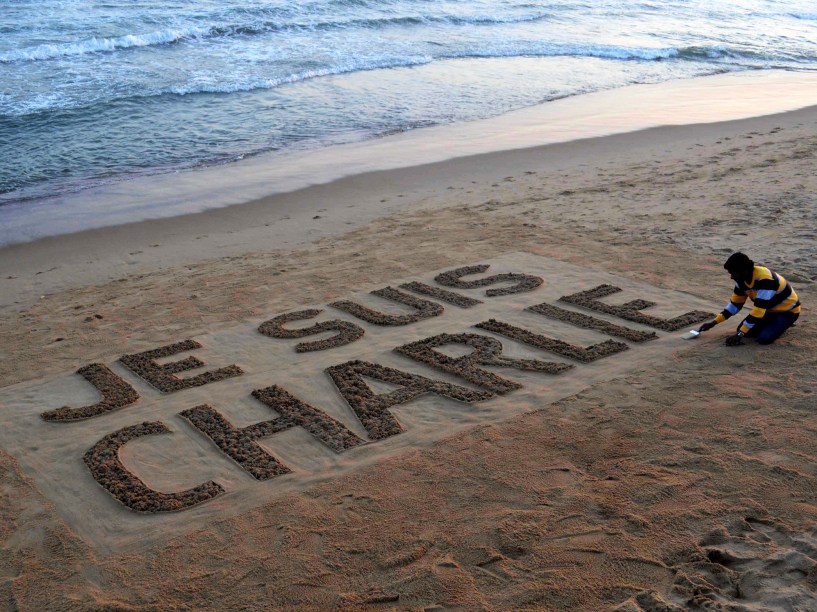 Artista de areia indiano, Sudarsan Pattnaik, termina sua arte em homenagem à vítimas dos ataques terroristas na França