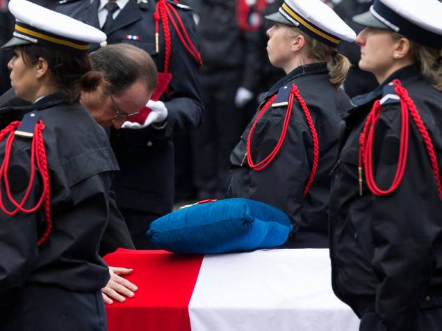 Presidente Francois Hollande no funeral dos três policiais mortos na semana passada durante ataques em Paris