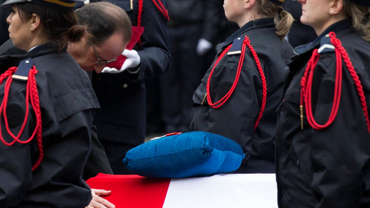 Presidente François Hollande no funeral dos três policiais mortos na semana passada durante ataques em Paris