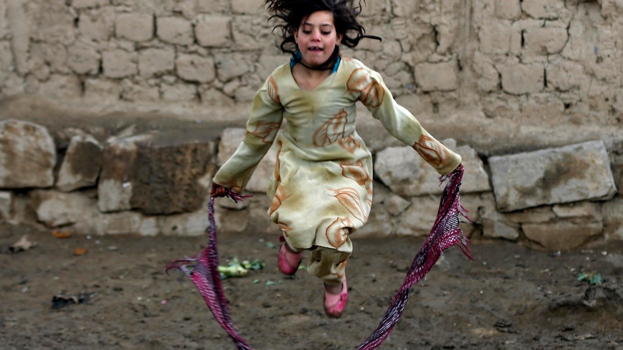 Menina brinca em campo de refugiados em Cabul, no Afeganistão