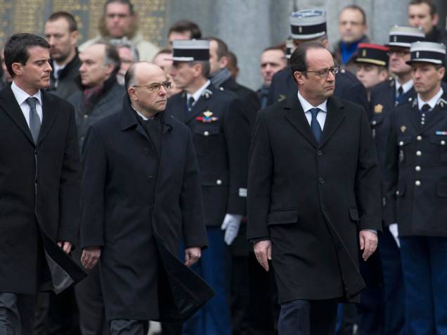 Presidente francês durante homenagens aos três policiais que morreram na semana passada em Paris