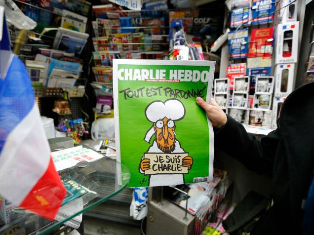 Com Maomé na capa, o primeiro exemplar da revista Charlie Hebdo depois do atentado terrorista que deixou 12 mortos na sede da publicação