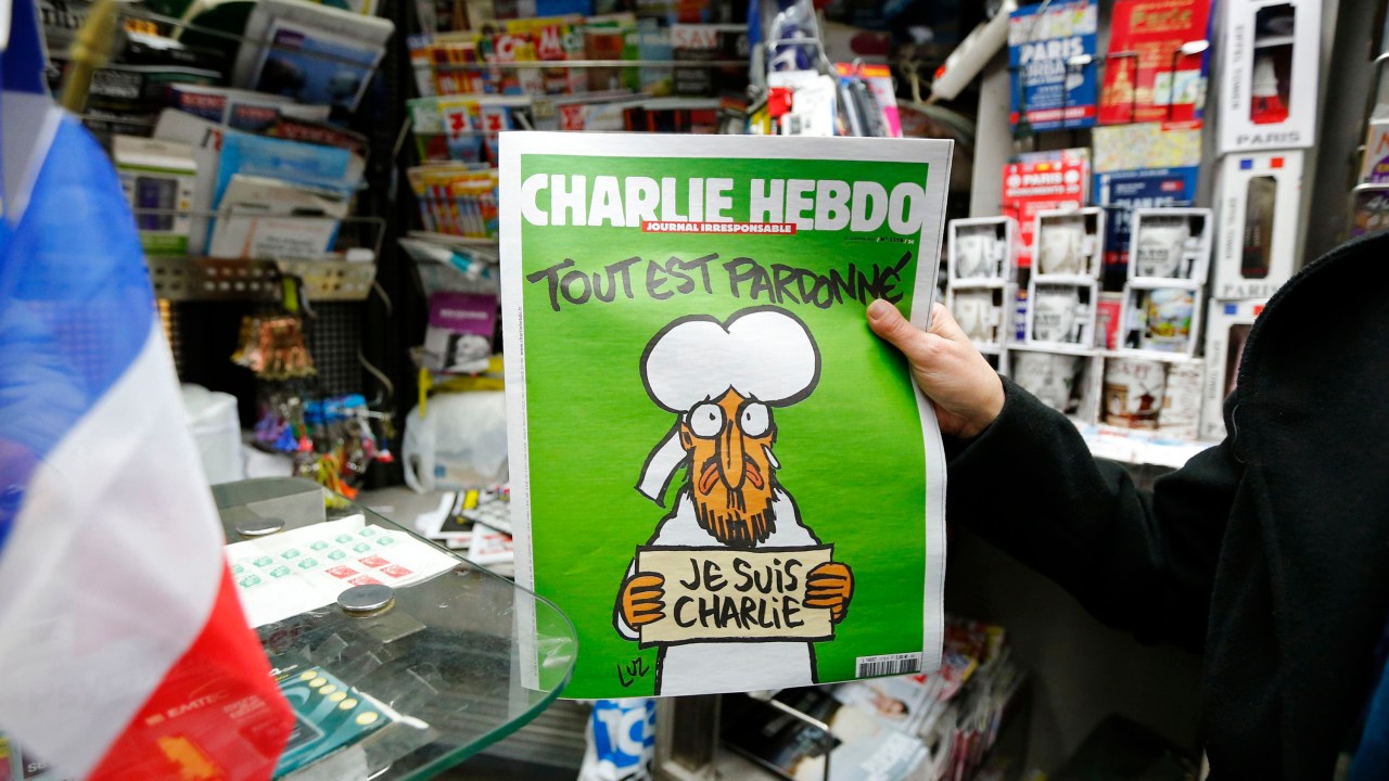 Com Maomé na capa, o primeiro exemplar da revista Charlie Hebdo depois do atentado terrorista que deixou 12 mortos na sede da publicação