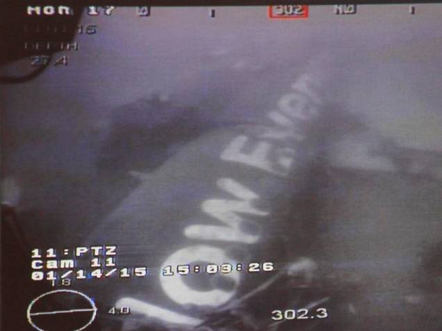 Navio de Cingapura localizou parte da fuselagem do Airbus 320 da AirAsia que caiu em Java matando 162 pessoas