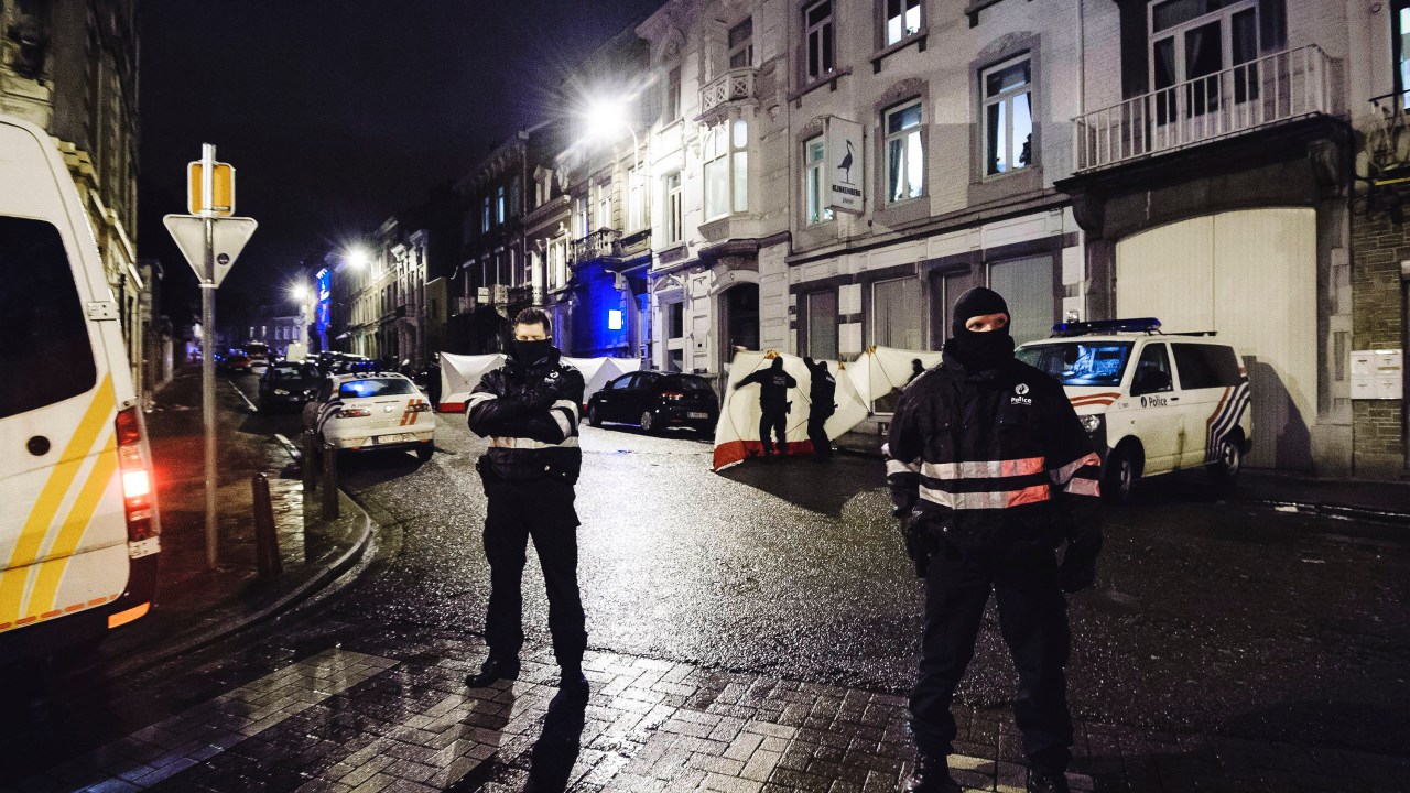 Polícia bloqueia rua alvo de operação antiterrorismo na cidade de Verviers, na Bélgica. Dois terroristas foram mortos e um ficou gravemente ferido - 15/01/2015