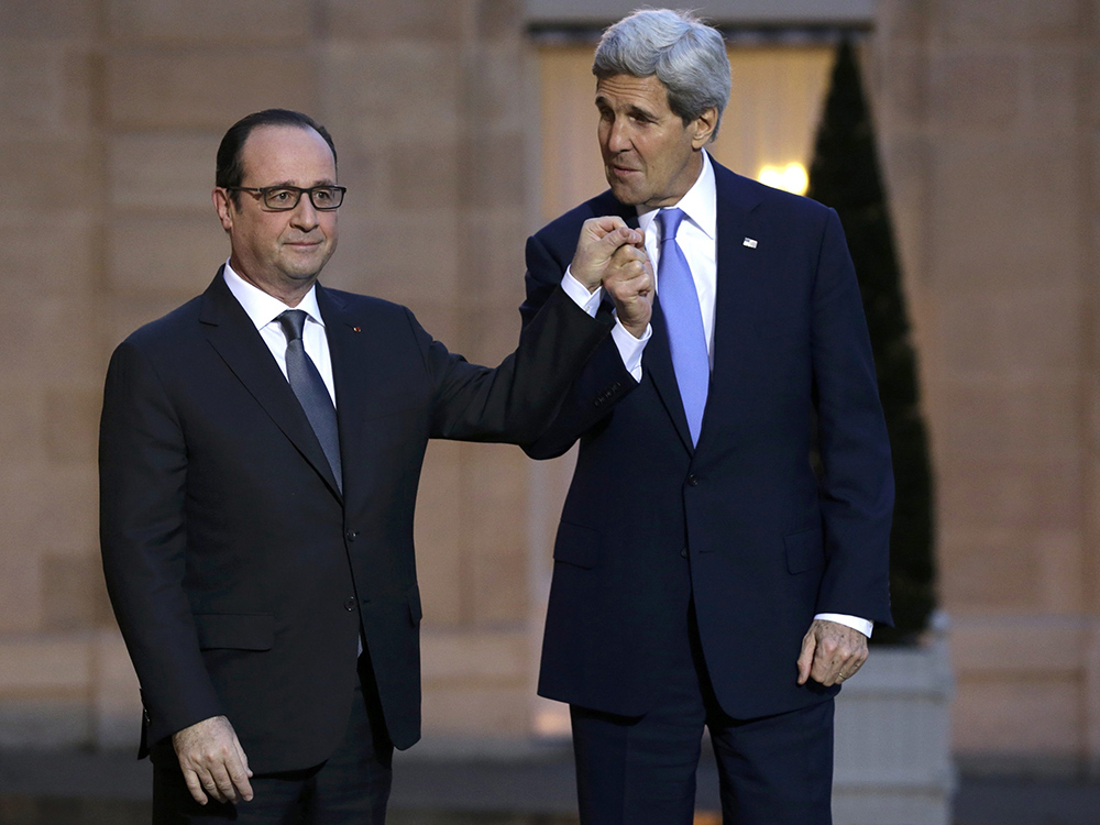 O presidente francês, Francois Hollande, cumprimenta o secretário de Estado dos EUA, John Kerry, antes da visita oficial, no Palácio do Eliseu, em Paris