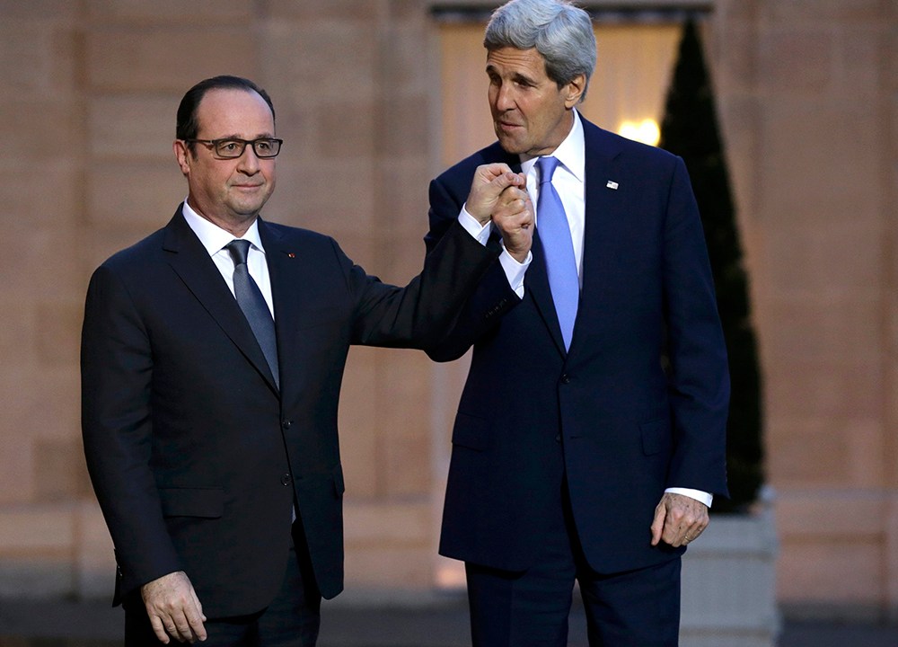 O presidente francês, Francois Hollande, cumprimenta o secretário de Estado dos EUA, John Kerry, antes da visita oficial, no Palácio do Eliseu, em Paris