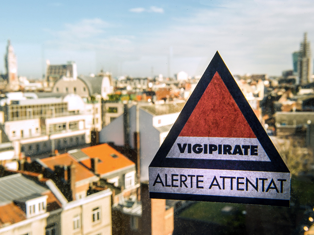 Uma foto tirada nesta sexta-feira (16) mostra adesivo do plano de segurança anti-terrorista em uma janela na cidade de Lille, norte da França. O país está em alerta desde os ataques da semana passada