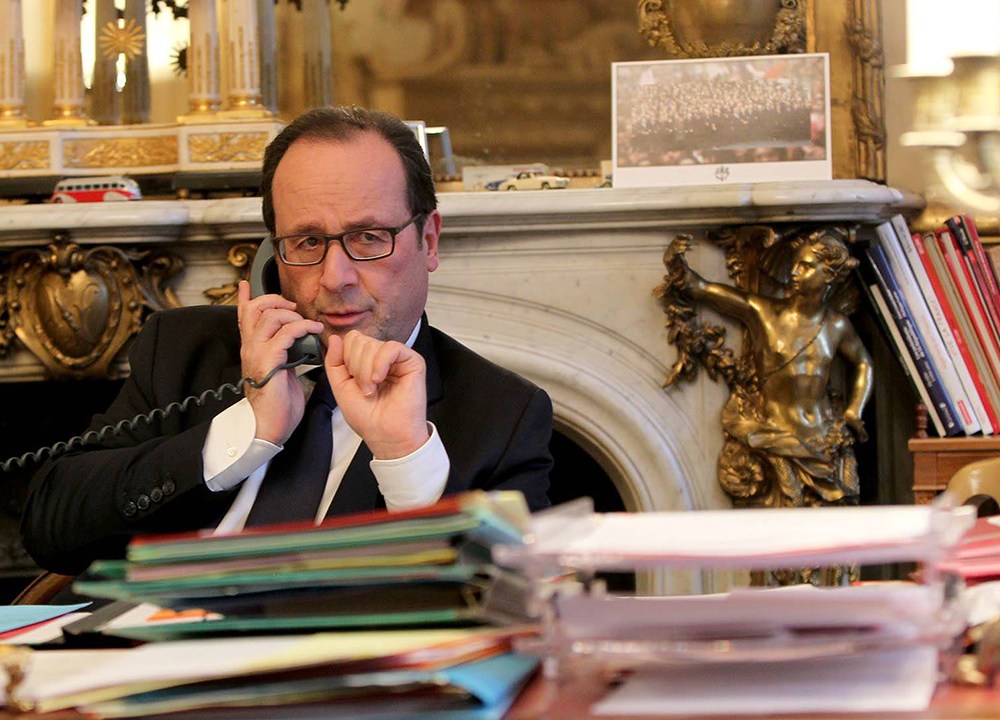 François Hollande agradeceu ao Presidente Obama pelo apoio dos Estados Unidos após os ataques terroristas na França. Os dois líderes discutiram formas de reforçar a cooperação bilateral e internacional na luta contra o terrorismo