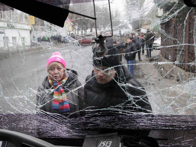 Pelo menos 13 pessoas morreram e dezenas ficaram feridas após um morteiro atingir um trólebus em Donetsk, no leste da Ucrânia. Mais de 5.000 pessoas morreram na guerra travada desde abril de 2014 entre o Exército ucraniano e os separatistas pró-russos no leste do país