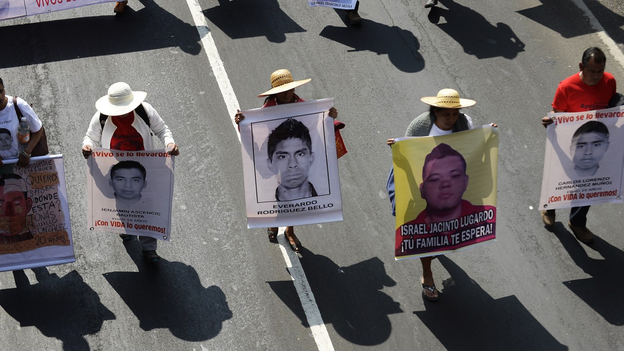 Pessoas protestam nas ruas da Cidade do México pelos quatro meses após o desaparecimento de 43 estudantes mexicanos