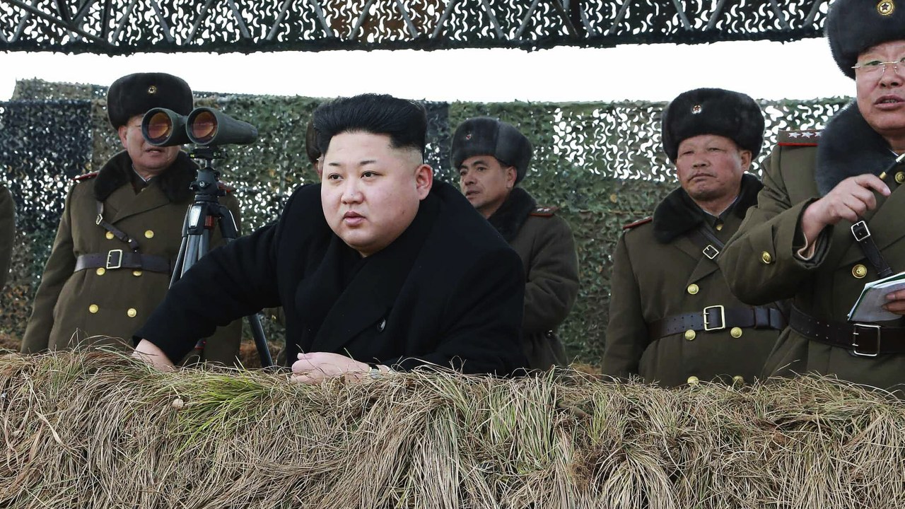 Em imagem divulgada pelo jornal do Partido Oficial, o Rodong Sinmun, o ditador norte-coreano Kim Jong-un observa um treinamento militar em lugar não identificado da Coreia do Norte