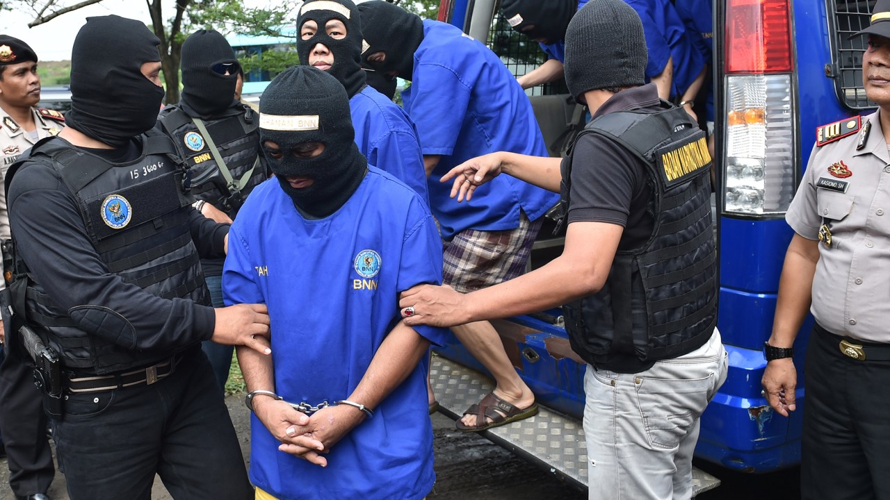 Traficantes internacionais de drogas, incluindo o coreano Wong Chi Ping, são escoltados pela polícia para uma cerimônia para queimar alguns dos 862 kg de metanfetamina apreendidos em Tangerang, nos subúrbios de Jacarta, na Indonésia