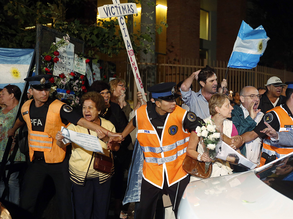 Em Buenos Aires, argentinos protestaram pedindo por justiça em frente à funerária onde foi velado o promotor Alberto Nisman. Ele foi encontrado morto em 18 de janeiro, após fazer uma denúncia contra a presidente da Argentina, Cristina Kirchner, acusando-a de tentar acobertar os terroristas iranianos suspeitos do atentado contra uma associação israelita, que deixou 85 mortos em 1994