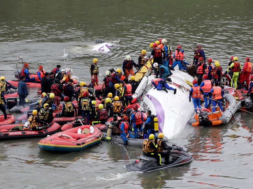 Equipe de resgate realiza operação de salvamento após queda de avião em Taipé, Taiwan
