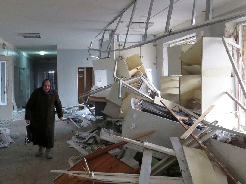 Mulher caminha em hospital atingido por míssil em Donetsk, na Ucrânia