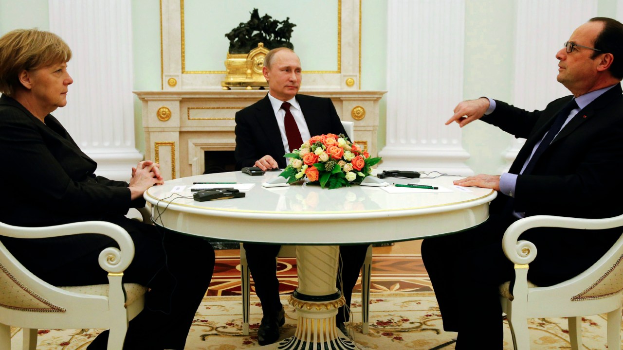 Encontro no Kremlin, em Moscou, reúne Angela Merkel, chanceler alemã, Vladimir Putin, presidente russo, e François Hollande, presidente francês, para discutir possíveis resoluções para a crise na Ucrânia